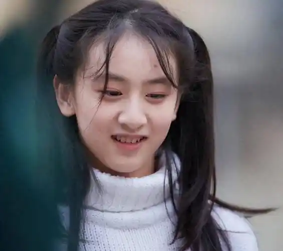 田亮的女儿长大了,她穿的毛衣裙很有淑女的气质,身材也不比妈妈差