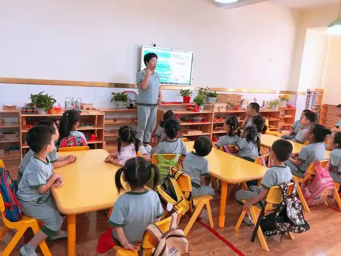 跨世纪青苗幼儿园星光班刘老师给孩子们讲述安全知识——防溺水