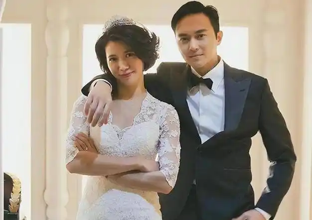 张智霖袁咏仪游逛普陀山丈夫两鬓斑白似老汉妻子肤白靓丽耐看