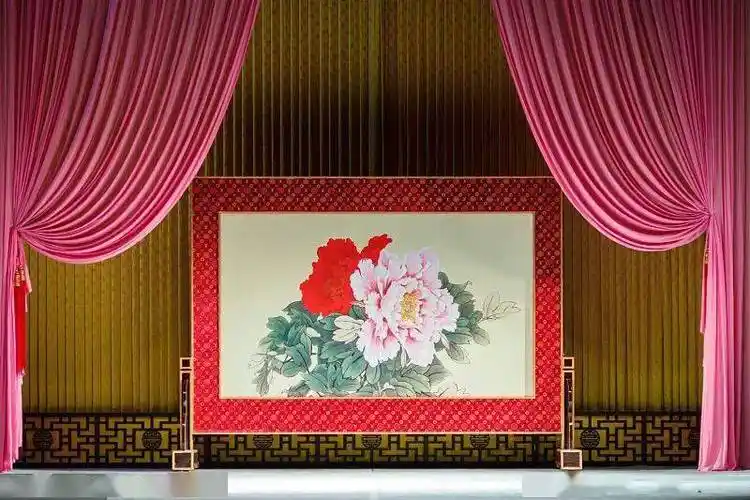戏曲舞台布置不应妨碍演员表演_观众_道具_声光