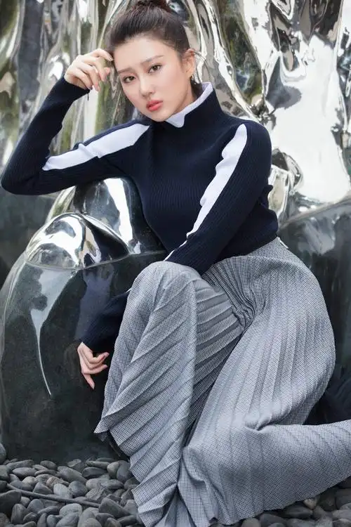 于子洋受邀出席某品牌活动 驼色系造型尽显秋日柔美风情