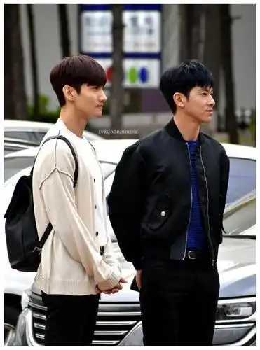 东方神起两位校草今日的上班路,让人看了想上前递情书