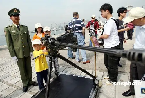 解放军驻香港部队五一举行军营开放活动(图)