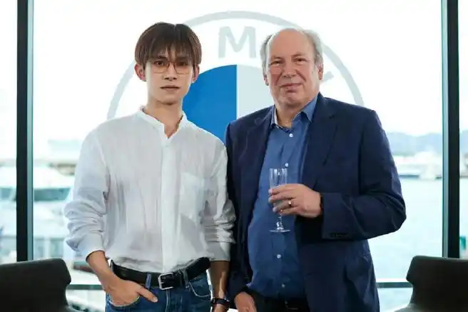 易烊千玺与汉斯季默合影##易烊千玺手臂上的青筋##黄觉等了易烊千趑