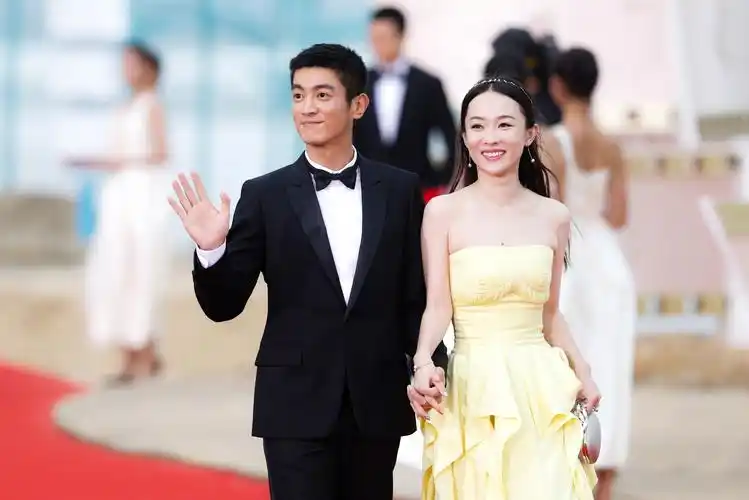 原创霍思燕携手杜江走红毯身穿长裙精致端庄36岁了还保养得这么好