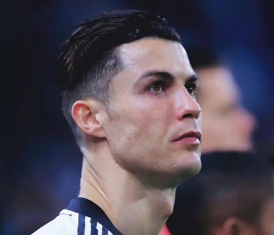 尤文时期的c罗长发 都说尤文时期的c罗长发最帅,这组图我比较喜欢.