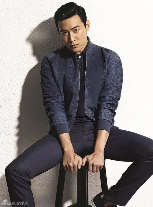 陆毅梳着复古的"三七分"发型,身着紧身夹克出镜,造型摩登绅士范儿十足