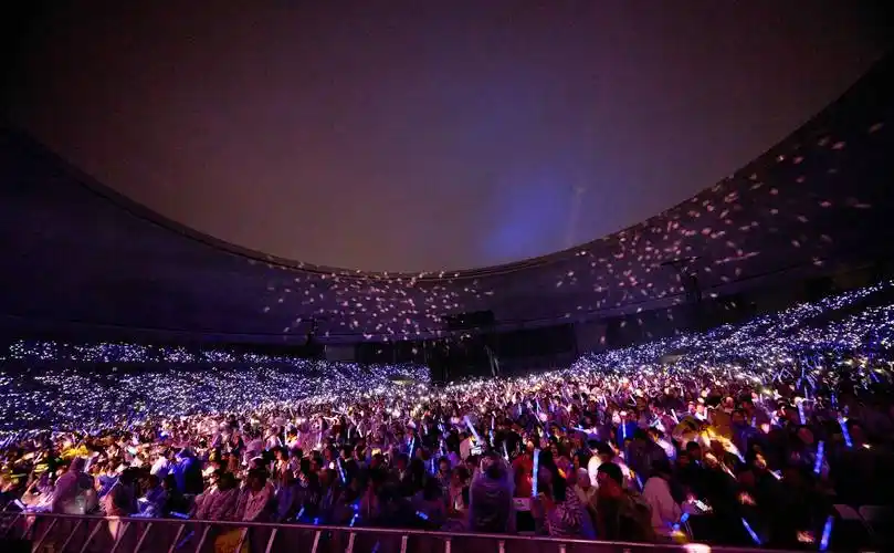 0成都站现场万人大合唱_歌迷_演唱会_生活