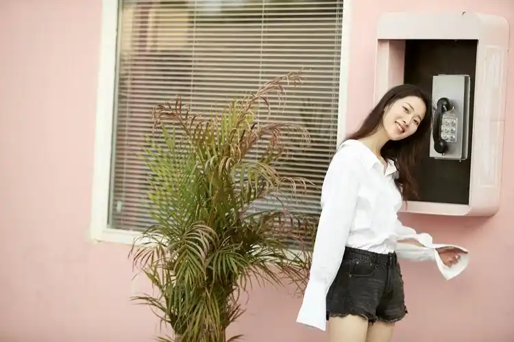 (图二:何雨虹曝最新街拍)近日,演员何雨虹曝出一组最新街拍.