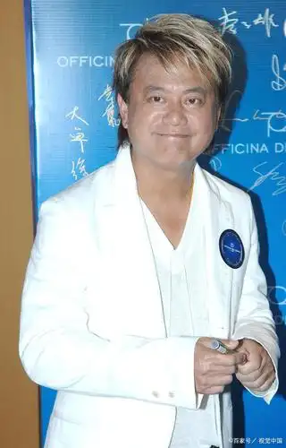 1950年出生在香港的一个穷苦家庭,为了生活他很早就开始做工挣钱养家