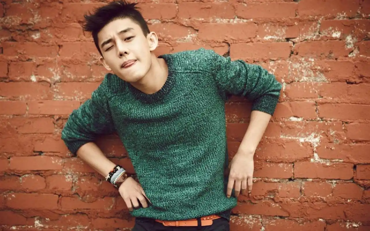 韩国帅哥刘亚仁时尚写真图片桌面壁纸