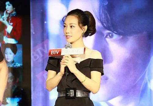 脱身剧组进社区曹艳艳与角色反差引热议