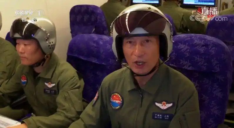 丁来杭上将在空警-2000预警机上担任指挥员的空军司令员丁来杭上将
