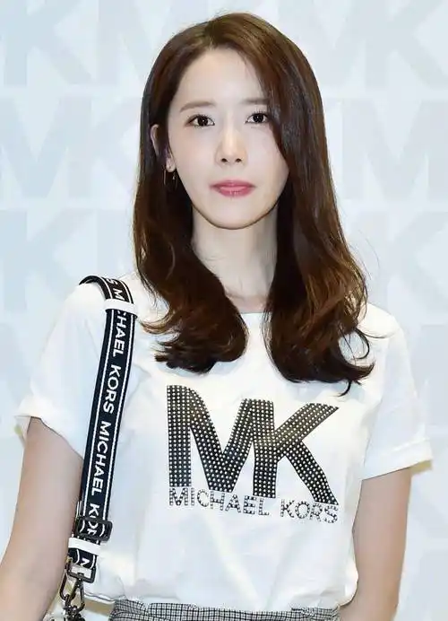 林允儿的发型看似随意,但是却经过特殊的打理将,发尾的地方做成了大