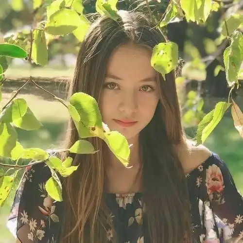 14岁中欧混血女孩,因打工意外走红,五官身材好得有点虚假