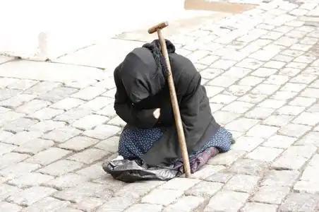 高级的人乞讨可怜的老女人照片