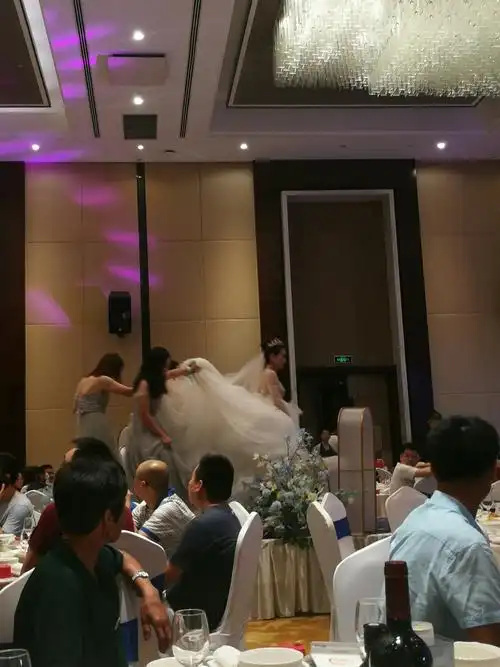 十一点四十,漂亮的新娘来到了婚礼现场