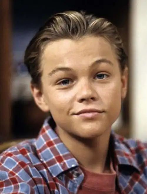 小李子莱昂纳多小时候汪峰年轻时何炅与金龟子早年合照