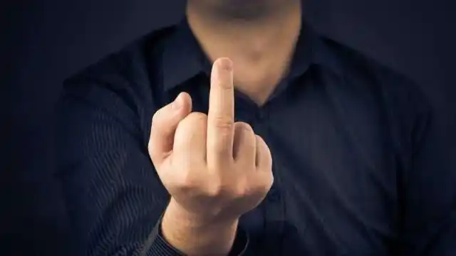 为什么竖中指就是"骂人"?原来还有一段历史的,看完大开眼界!