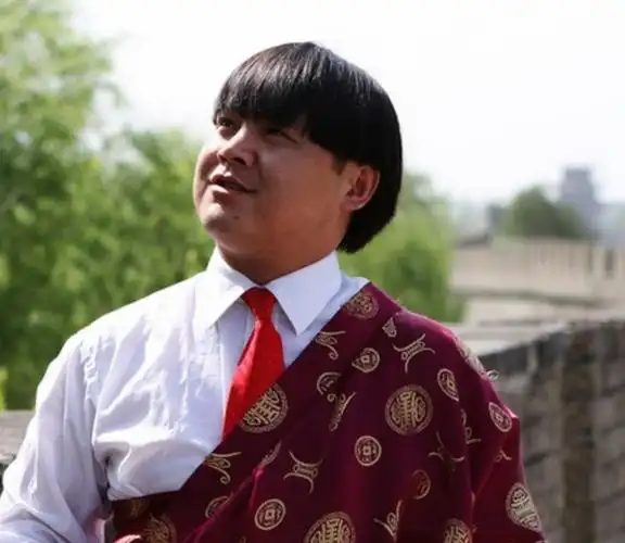 即使大家都觉得身材走样的洛桑已经失去了前途,但尹博林还是在相处中