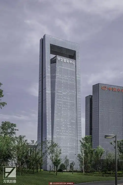 现在国家给重庆地球金融中心都不羡慕