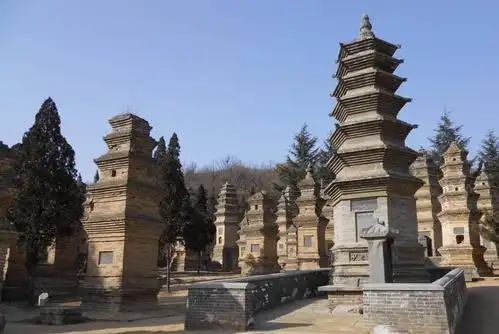 若想寻找少林特色建筑就看少林寺塔林.