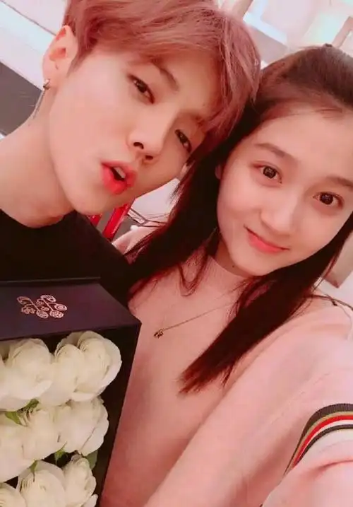 娱乐圈的甜蜜疑云鹿晗与关晓彤疑似订婚中指戴戒指心情好