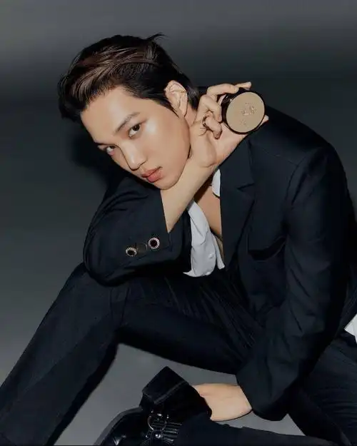 这个微敞的胸口实在是难以抵挡的诱惑,当钟仁穿上西装就是这个