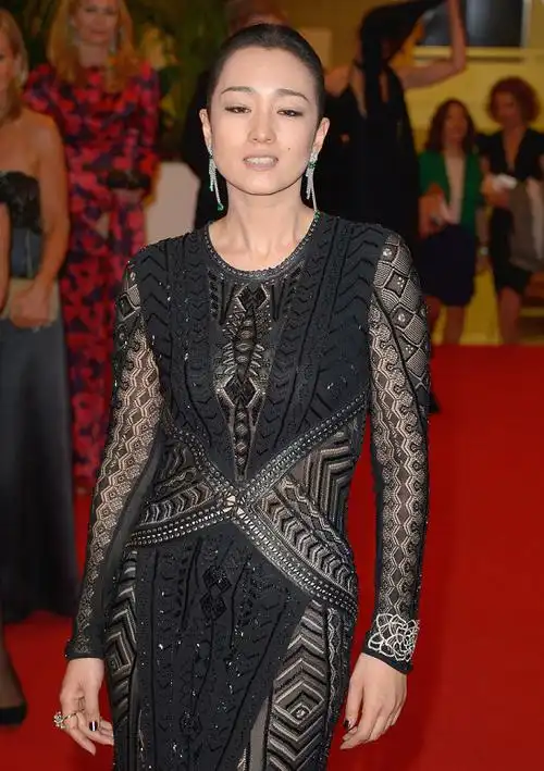 巩俐真是大婶中的佼佼者,55岁还能穿露背蕾丝裙,傲人身材太惊艳