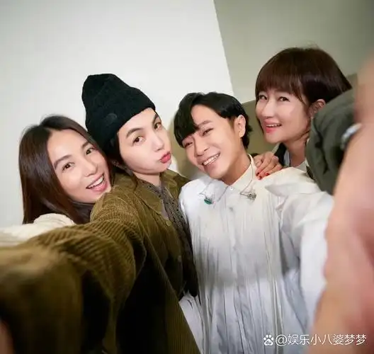 陈嘉桦,任家萱,田馥甄和吴青峰在苏打绿台北演唱会的后台合影