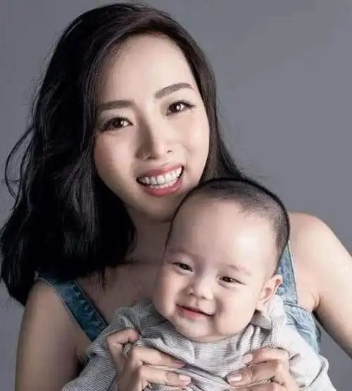 这件事过去不久,李思思在节目采访中首次回应,其实李思思的老公并非是