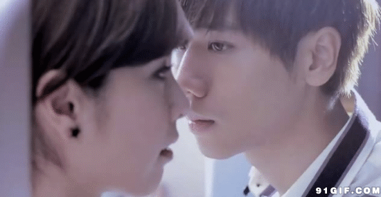 对视深情帅气舔屏电视剧男神gif动图_动态图_表情包下载_soogif