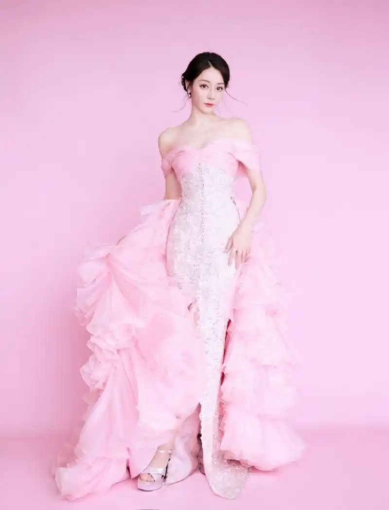 迪丽热巴粉色低胸长裙写真,甜美诱人,可爱感爆棚,太惹人喜爱了!