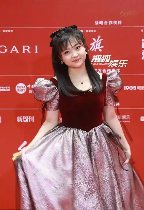 林妙可真是没长大,罕见走红毯还穿公主裙,歪头卖萌不像个成年人_女性