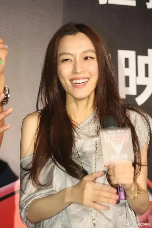 范玮琪——长长的脸型,长长的直发,长长的身姿,爽朗的大女孩