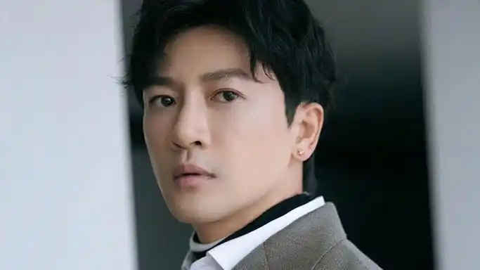 9位70后中年男明星的形象,面容如30出头,苏有朋的穿搭太惊艳了