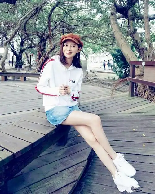 台湾超模梁以辰甜美风格曼妙身材搭配蓝色吊带裙性感至极