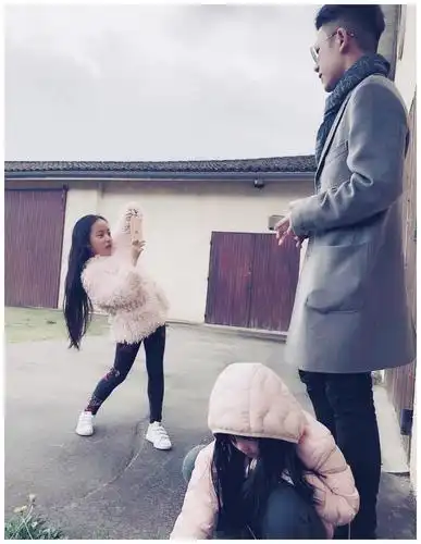 赵薇继子晒与小四月合照,实打实的妹控,与后妈关系似朋友