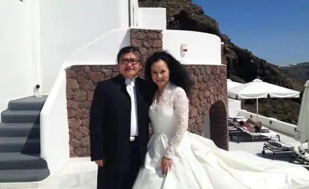 除了艺术方面极具天赋,刘欢跟他妻子卢璐的感情进展那叫一个快.