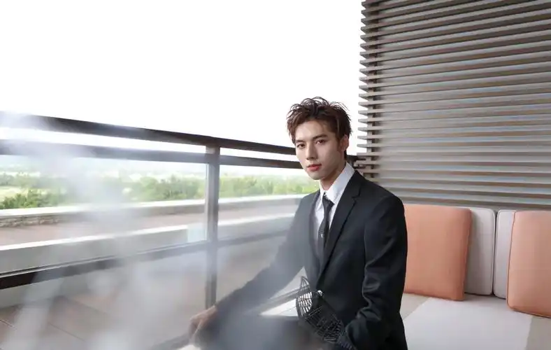 邓超元黑色西装帅气活动照图片