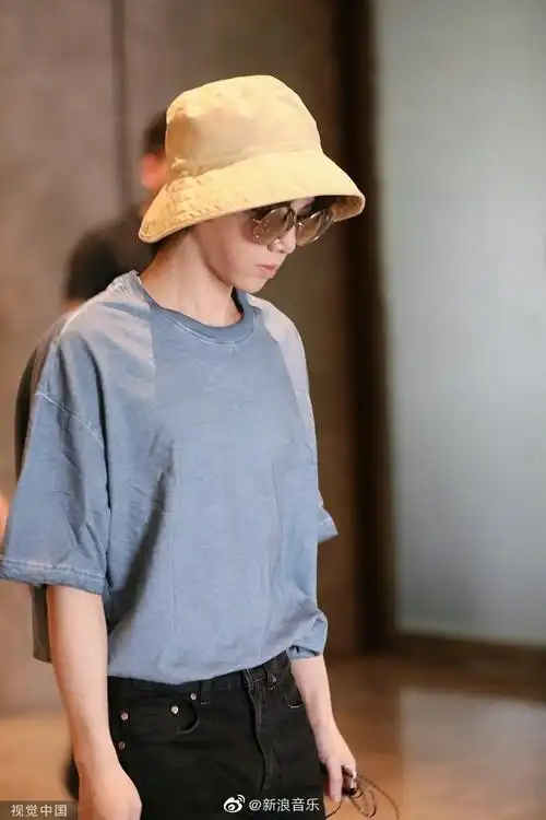 华晨宇小黄帽#@华晨宇yu最新路透照墨镜搭配黄色渔夫帽低头快步走