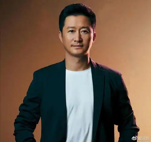 吴京汶川地震救灾照曝光:扛箱搭篷出死力,四鬓间被晒得流油淌汗