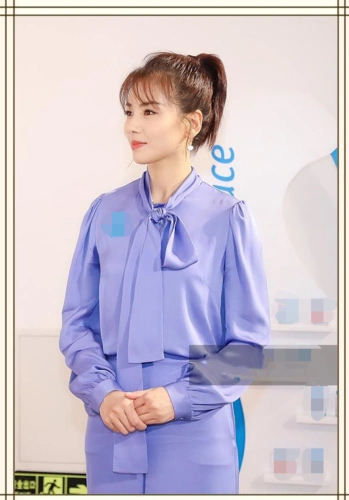 刘涛罕见扎马尾,紫色连体裤配同色丝巾太减龄,哪像40岁俩娃妈?