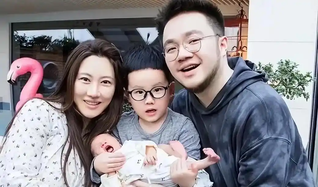 老照片(1095) 宋丹丹的儿子巴图,儿媳王博谷和他们两个孩 - 抖音