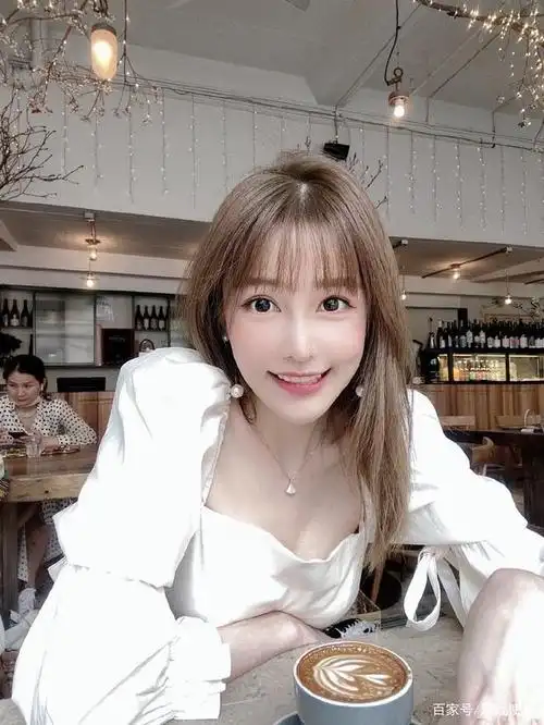虎牙一姐出山!身穿白色抹胸短袖,彰显完美身材,粉丝:都看到了