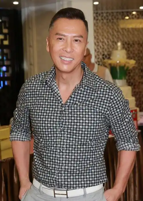 为了回归祖国,甄子丹付出了高额的放弃国籍税,以重新获得中国身份.