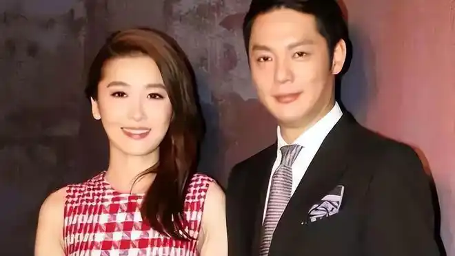 傅程鹏前妻罕露面穿3千花裙聚会笑容灿烂不受前夫影响