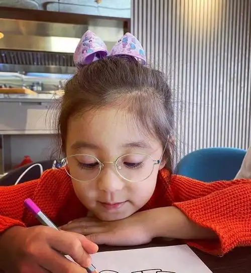 而深受网友们的喜爱,可爱的颜值加上一双大眼,小时候的咘咘水灵灵的