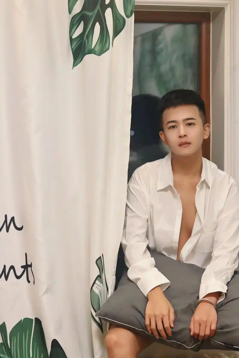 你的朋友上传了两张假照#衬衫控 #男生写真 #ins感氛围p - 抖音