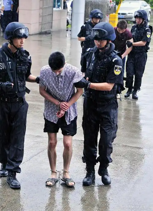 深圳一广场发生持刀伤人事件警方通报嫌疑人被抓获一人死亡